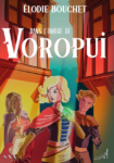 Couverture du roman Dans l'ombre de Voropui, d'Élodie Bouchet. En gros plan, trois adolescents vêtus de costumes médiévaux. À l'arrière plan, des bâtiments à colombage..