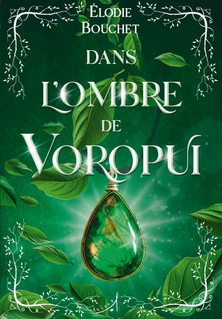 Couverture du roman Dans l’ombre de Voropui, d’Élodie Bouchet, aux éditions Au loup. En dessous du titre, un pendentif vert étincelle de magie devant des feuilles qui tombent. Des décorations en forme de branches blanches font tout le contour de la couverture.