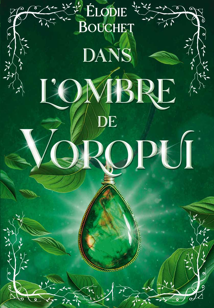 Couverture du roman Dans l’ombre de Voropui, d’Élodie Bouchet, aux éditions Au loup. En dessous du titre, un pendentif vert étincelle de magie devant des feuilles qui tombent. Des décorations en forme de branches blanches font tout le contour de la couverture.